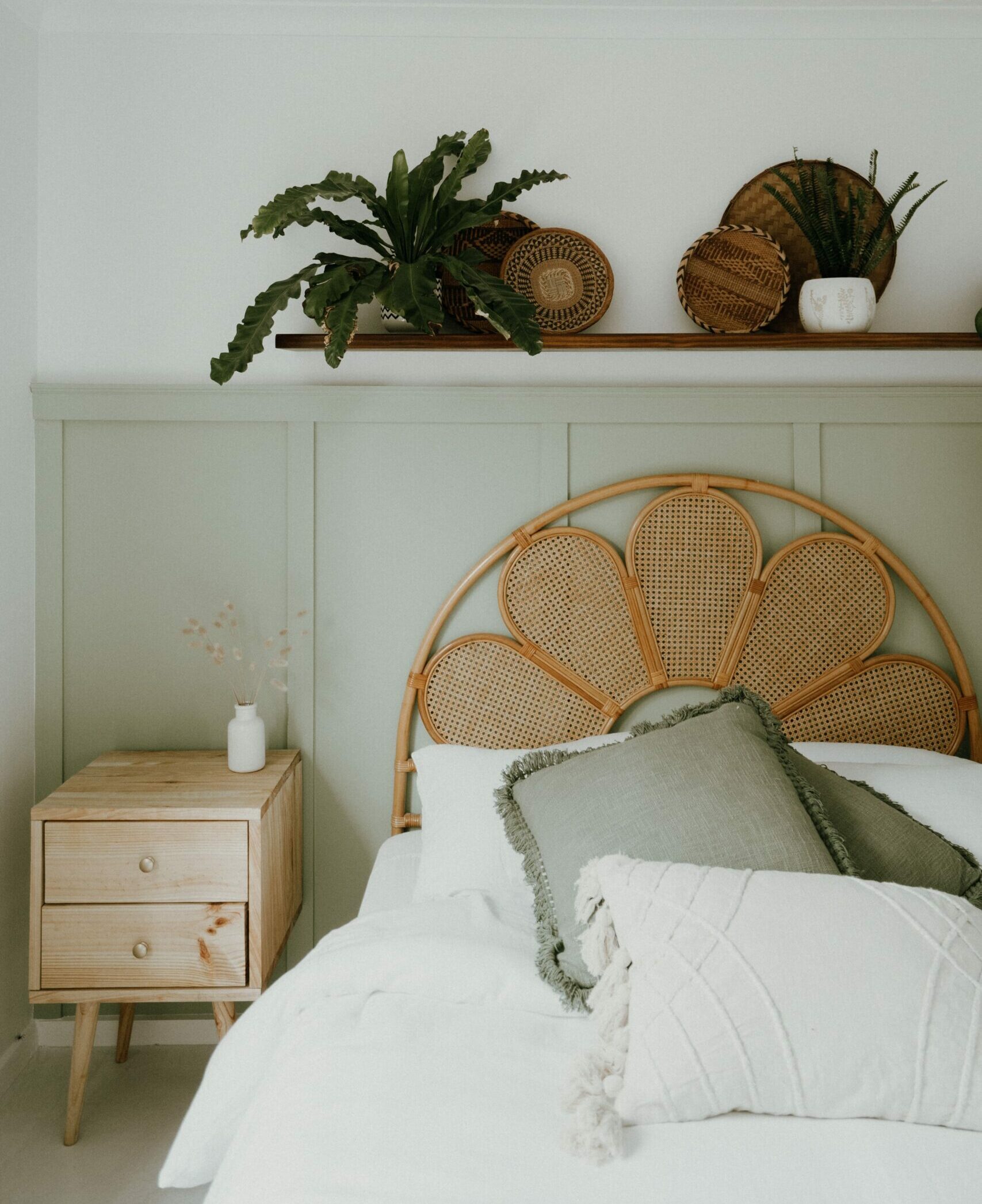 Un Lit cosy avec tête de lit tendance - linge de lit pour l'automne